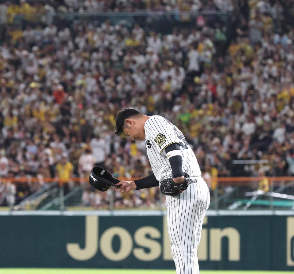 　７回の守備前、ファンの声援に帽子を取って頭を下げる原口（撮影・北村雅宏）