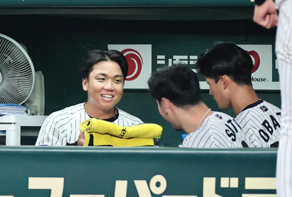 　３回、青柳から３個目の三振を奪った村上はベンチで笑顔を見せる（撮影・田中太一）