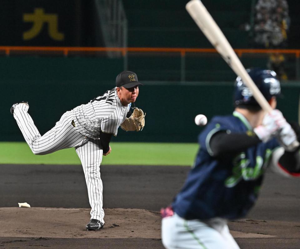 　力投する先発の村上（撮影・西田忠信）