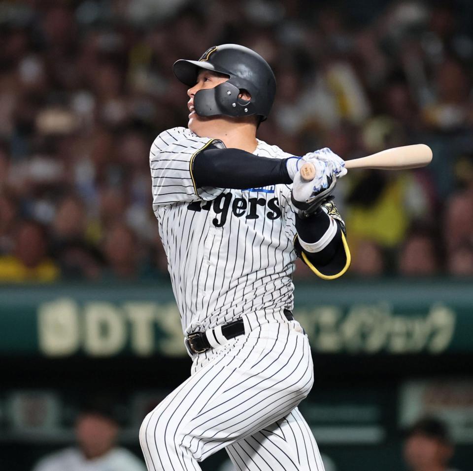 　７回、中飛に倒れる原口（撮影・田中太一）