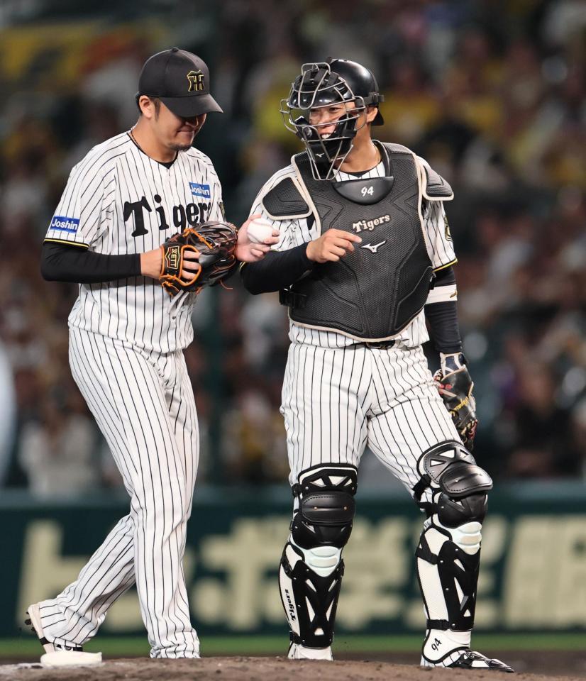 　９回、マスクをかぶり、岩貞と話をする原口（撮影・田中太一）