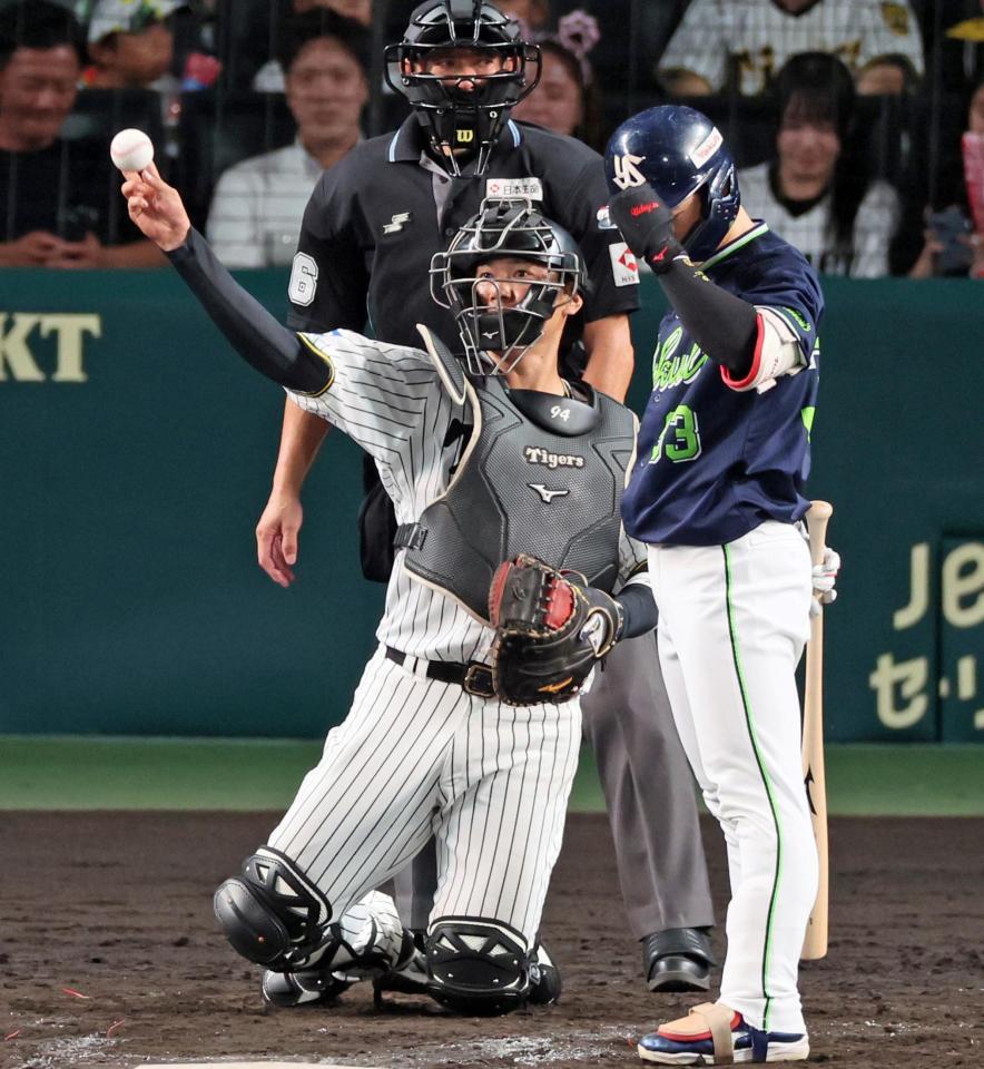 　９回、キャッチャーの守備に就く原口（撮影・立川洋一郎）