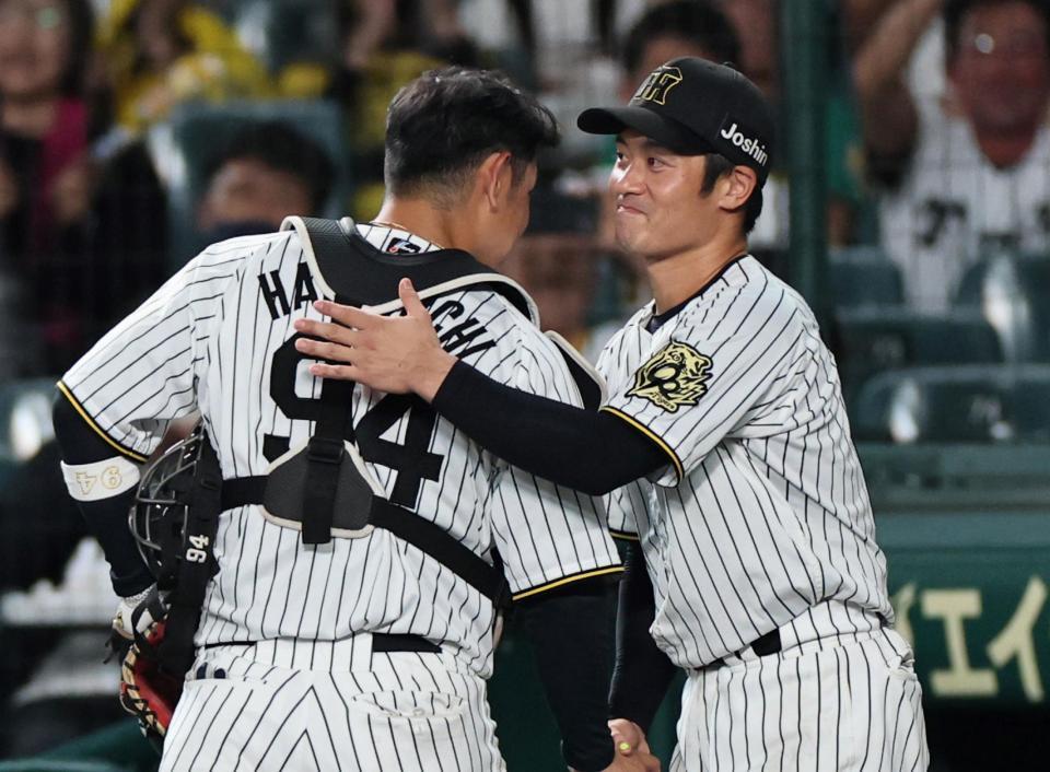 　９回、ベンチに下がる原口は坂本に労われる（撮影・田中太一）