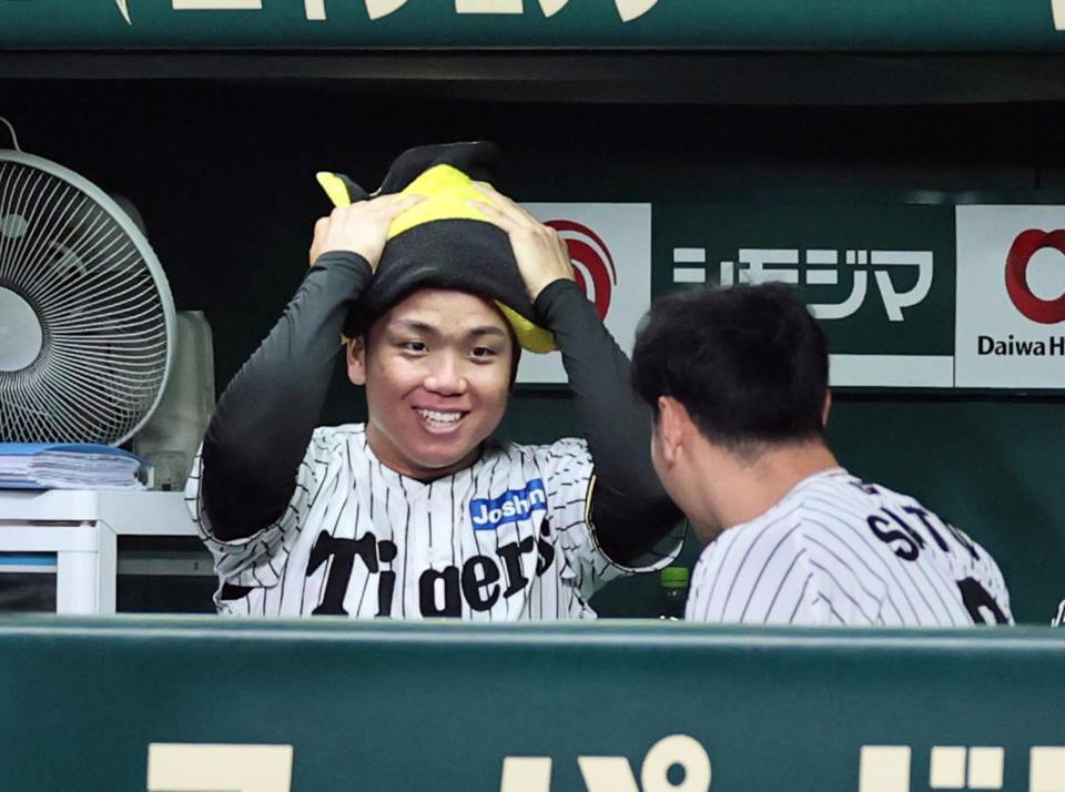 　３回、青柳から三振を奪った村上はベンチで笑顔を見せる（撮影・田中太一）