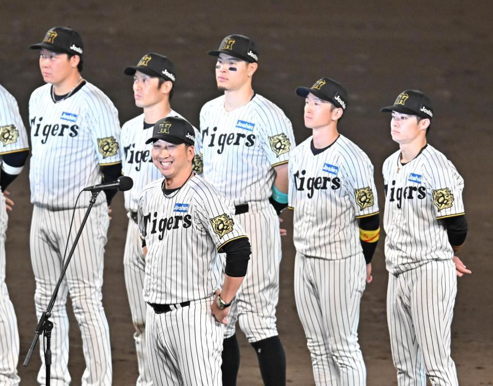 　試合後、ファンにあいさつする藤川監督（手前）＝撮影・西田忠信