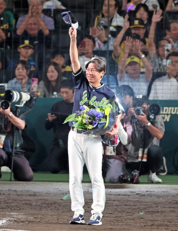 　花束を受け取りライトスタンドの阪神ファンへ手を振る高津監督（撮影・立川洋一郎）