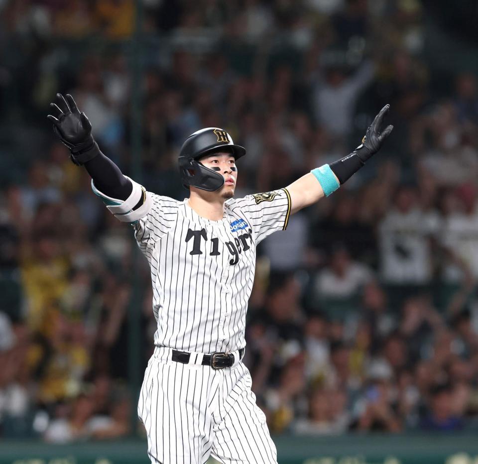 　５回、２ランを放ち、両手を広げる佐藤輝（撮影・北村雅宏）