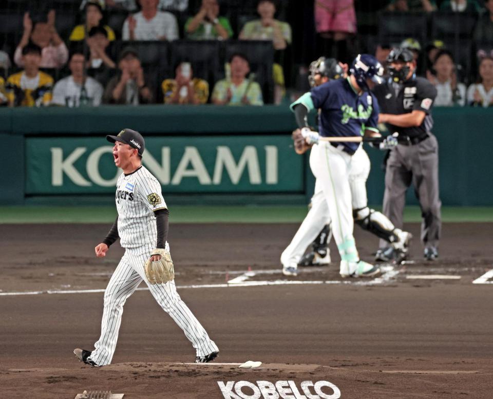 　１回、ヤクルト・村上から空振り三振を奪ってほえる村上（撮影・立川洋一郎）
