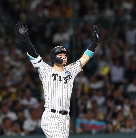 　５回、２ランを放ち、両手を広げる佐藤輝（撮影・北村雅宏）