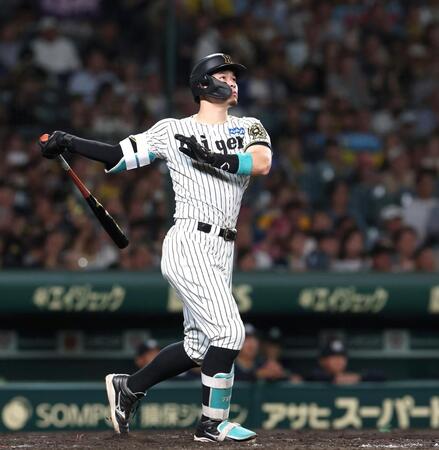 ５回、２ランを放つ佐藤輝（撮影・北村雅宏）