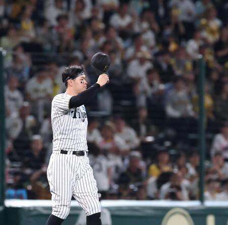 １回、先制となる犠飛を放ち、ファンの声援に応える佐藤輝（撮影・北村雅宏）