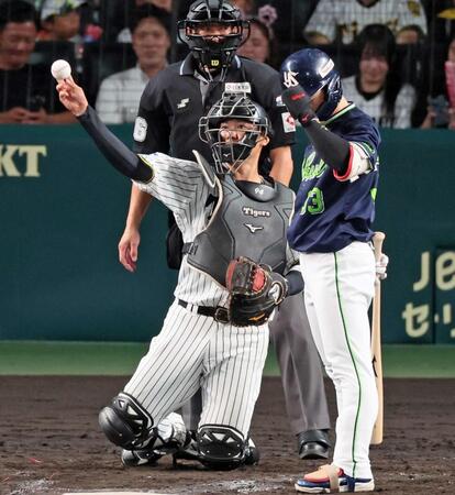 　９回表、キャッチャーの守備に就く原口（撮影・立川洋一郎）