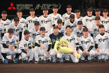 　記念写真に納まる青柳（中央）と原口（同右）ら（撮影・北村雅宏）