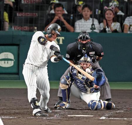 　３回、右中間スタンドへ３ランを放つ前川（撮影・立川洋一郎）