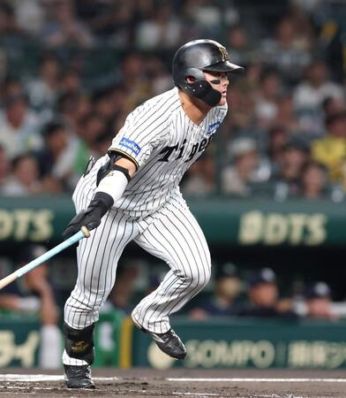 　１回、右前打を放つ前川（撮影・北村雅宏）