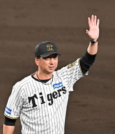 　スタンドの声援に応える藤川監督（撮影・西田忠信）