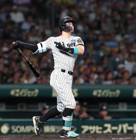 　５回、２ランを放つ佐藤輝（撮影・北村雅宏）