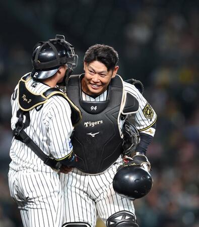 　９回、梅野と談笑する原口（右）＝撮影・北村雅宏