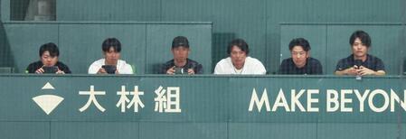 　ネット裏から原口の打席に注目する江越大賀氏（左から３人目）。右隣は北條＝撮影・立川洋一郎