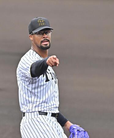 　１回、球審にアピールするデュプランティエ（撮影・西田忠信）