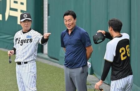 　今朝丸（右）に話しかける平田２軍監督（撮影・西田忠信）