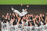 　引退セレモニーで胴上げされる（撮影・西田忠信）