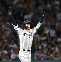 　５回、２ランを放ち、両手を広げる佐藤輝（撮影・北村雅宏）