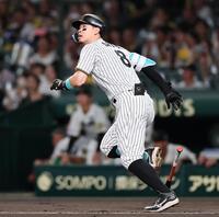 １回、先制犠飛を放つ佐藤輝（撮影・田中太一）