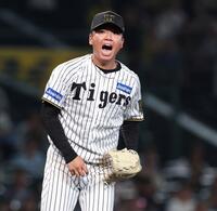 　１回、ヤクルト・村上を空振り三振に斬り、ほえる村上（撮影・北村雅宏）