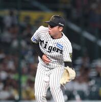 　６回、長岡の打球をキャッチする村上（撮影・北村雅宏）