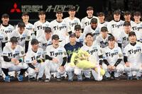 　記念写真に納まるヤクルト・青柳（中央）と原口（同右）（撮影・北村雅宏）