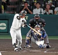 　３回、右中間スタンドへ３ランを放つ前川（撮影・立川洋一郎）