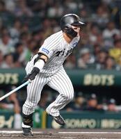 　１回、右前打を放つ前川（撮影・北村雅宏）