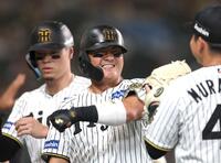 　３回、３ランを放ち、拳を突き出し笑顔を見せる前川（中央）＝撮影・北村雅宏