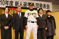 　入団会見で家族と記念撮影に臨む原口＝２００９年１２月