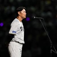 　引退セレモニーであいさつする原口（撮影・田中太一）