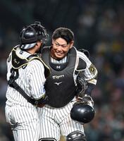 　９回、梅野と談笑する原口（右）＝撮影・北村雅宏