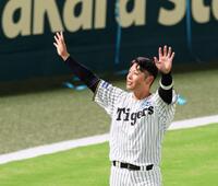 　場内を一周してファンに手を振る原口（撮影・立川洋一郎）