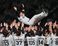 　ナインに胴上げされる原口（撮影・田中太一）