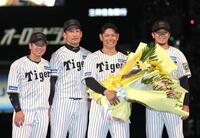 　記念写真に納まる（左から）梅野、岩崎、原口、岩貞（撮影・北村雅宏）