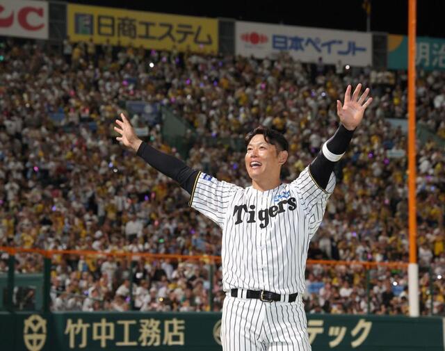 これは泣く」阪神・原口の引退試合 かつての同僚もスタンドに 試合後に