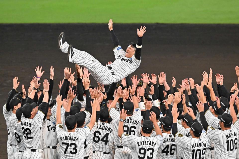 　引退セレモニーで胴上げされる（撮影・西田忠信）