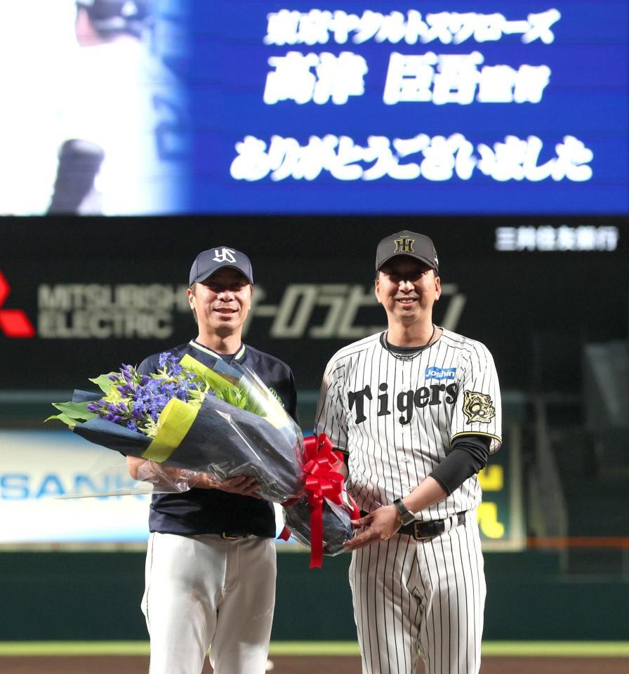 　花束を手に写真に納まる藤川監督（右）と高津監督（撮影・北村雅宏）