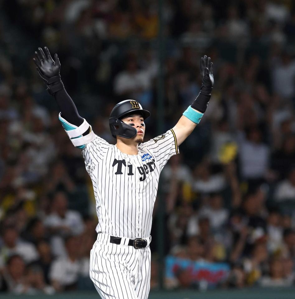 　５回、２ランを放ち、両手を広げる佐藤輝（撮影・北村雅宏）