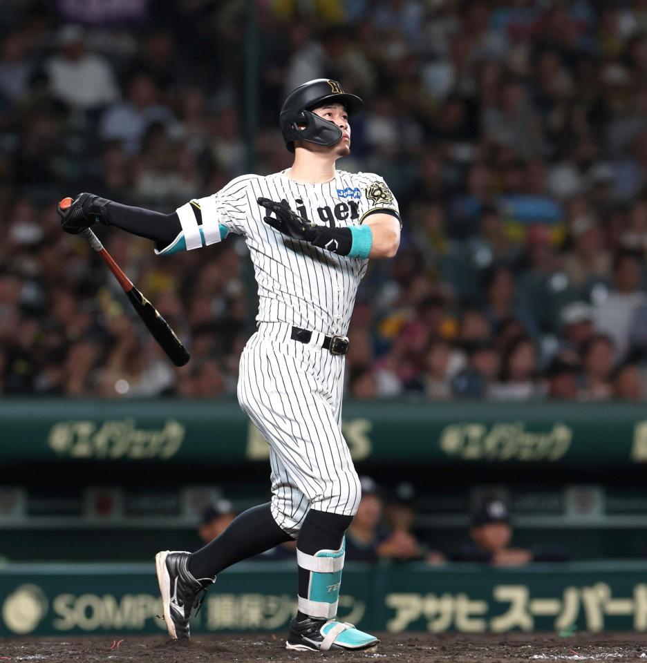 ５回、２ランを放つ佐藤輝（撮影・北村雅宏）