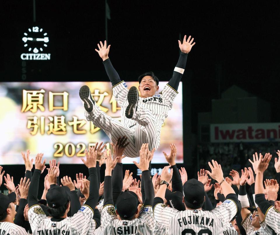 　胴上げされる原口（撮影・北村雅宏）