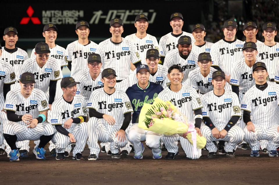 　記念写真に納まるヤクルト・青柳（中央）と原口（同右）（撮影・北村雅宏）