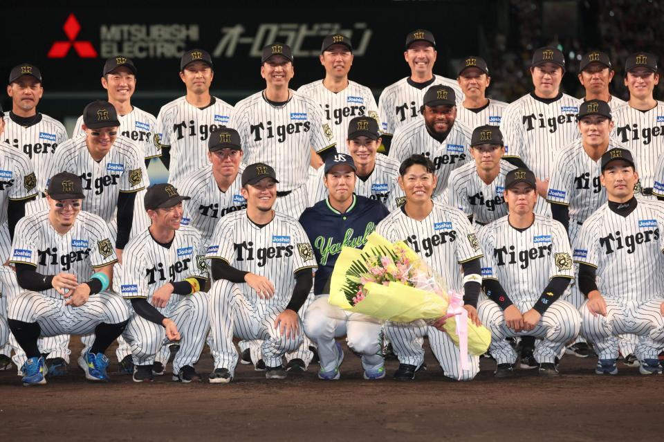 　記念写真に納まる青柳（中央）と原口（同右）ら（撮影・北村雅宏）