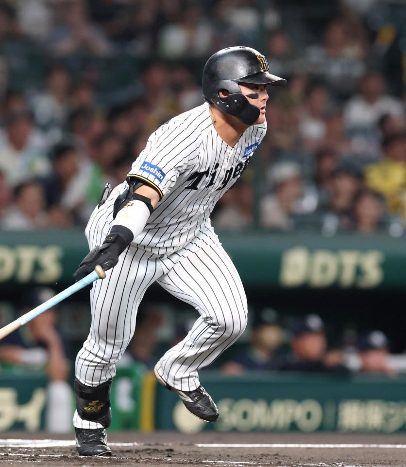 　１回、右前打を放つ前川（撮影・北村雅宏）