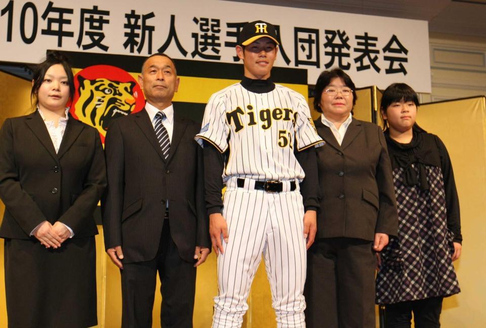 　入団会見で家族と記念撮影に臨む原口＝２００９年１２月